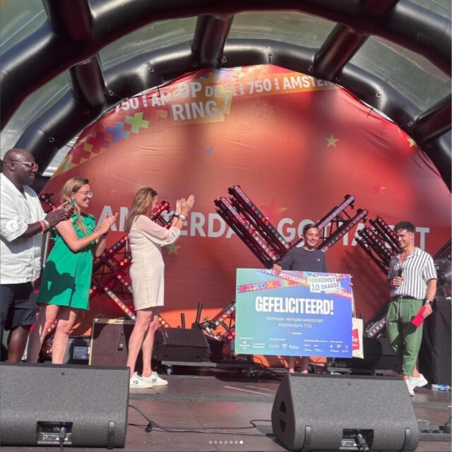 Onze leerling Zeyd stond afgelopen zaterdag op het podium @amsterdam750 waar hij als 1 van de 3 winnaars werd uitgeroepen van de verhalenwedstrijd Amsterdam 750. Zijn verhaal krijgt een plekje in de Amsterdam 750 tijdcapsule. We zijn enorm trots op hem!